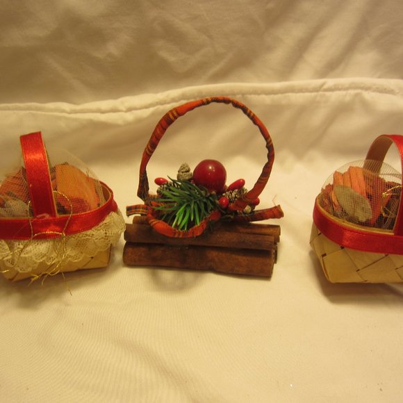 VTG 80'S SET OF 3 COUNTRY/RUSTIC STYLE ORNAMENTS, BASKETS & FIREWOOD BUNDLE - Picture 5 of 6